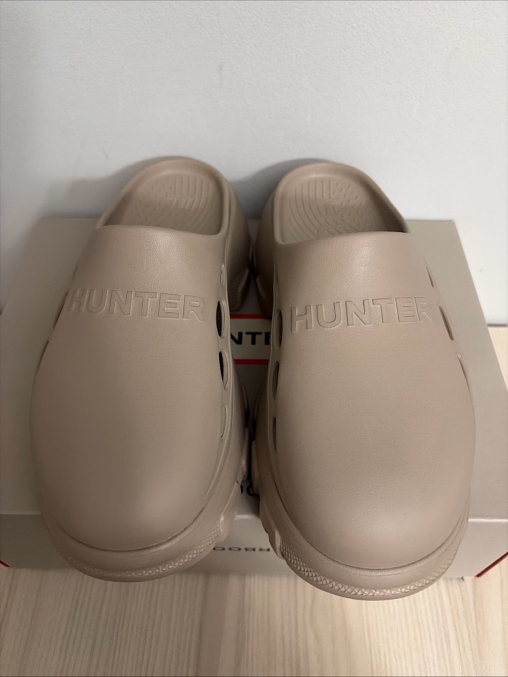 HUNTER Women’s New! Bryce beige clogs size 9 - Picture 3 of 8
